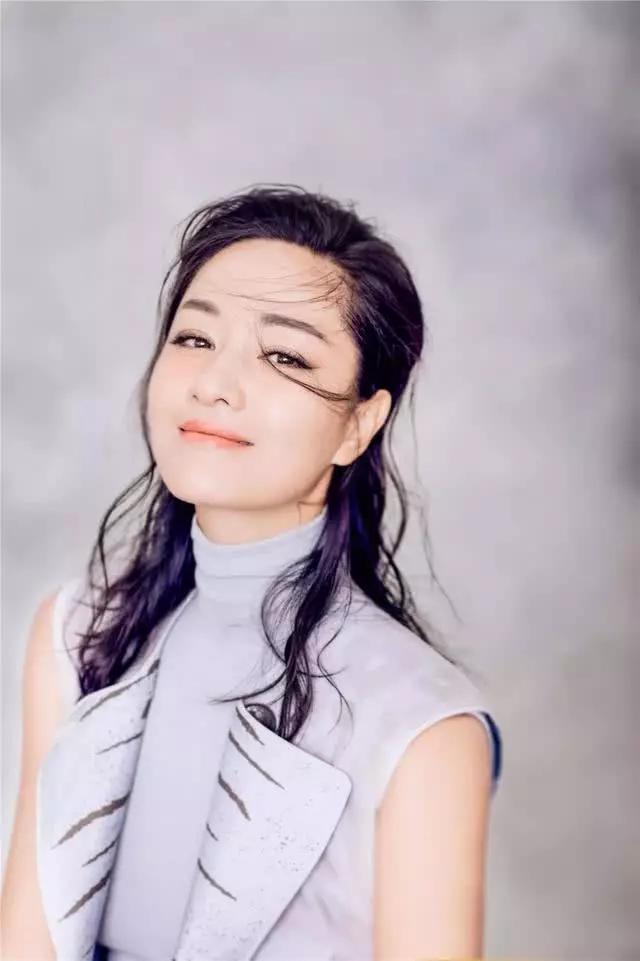 她是中国第一美女,曾是李亚鹏女友,如今49岁没结婚,有一女儿|瞿颖|李