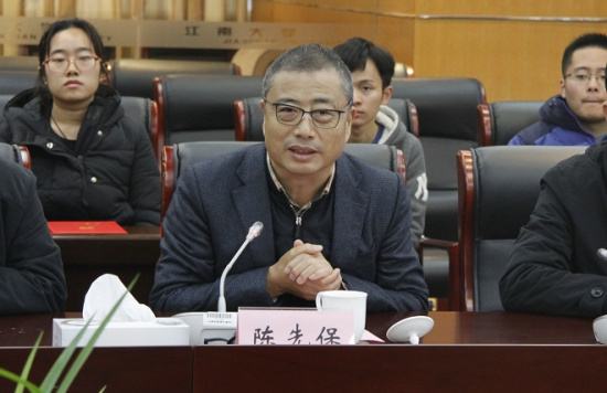 出来经商也要找个方向,而陈先保这时候还没有决定要做什么,这就让他犯