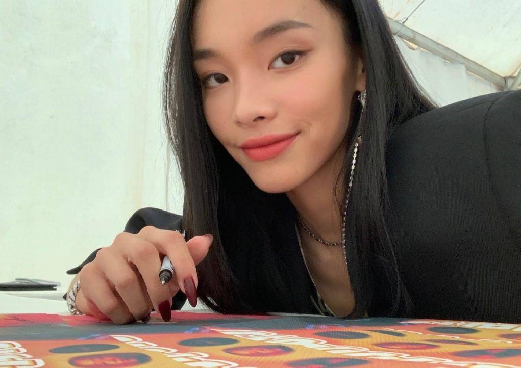 李佳琦疯狂"安利"她,李荣浩发文力挺她,刘柏辛究竟何许人也?