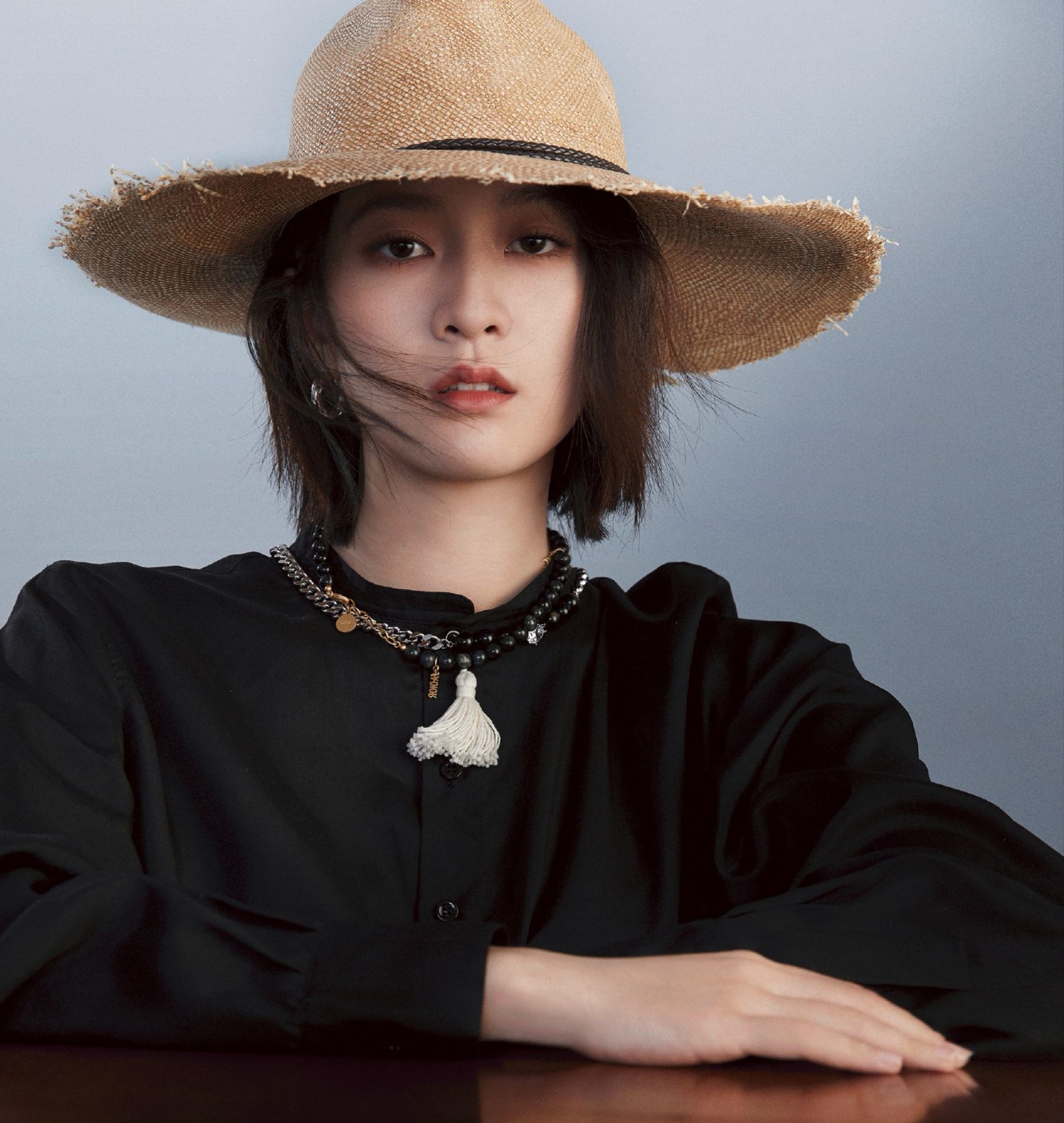 张雪迎法式风格照太惊艳戴黄金麦穗耳环配礼帽