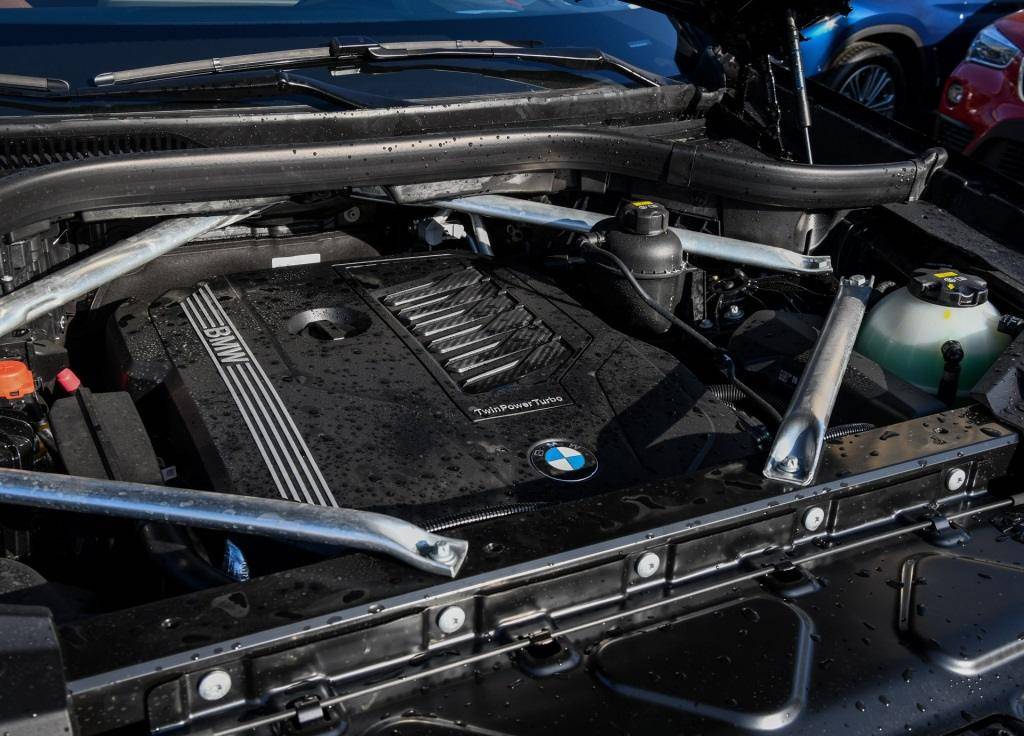 n58发动机采用了全新的设计,比如供油系统,缸盖以及水泵和冷却系统等.