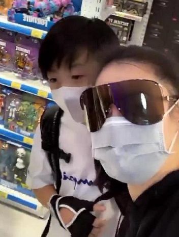张柏芝晒带大儿子外出购物视频，网友称赞大儿子越来越像谢霆锋了