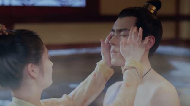 逃婚又逃到刑部侍郎的浴池里,顺带还给男主按了按头部穴位.