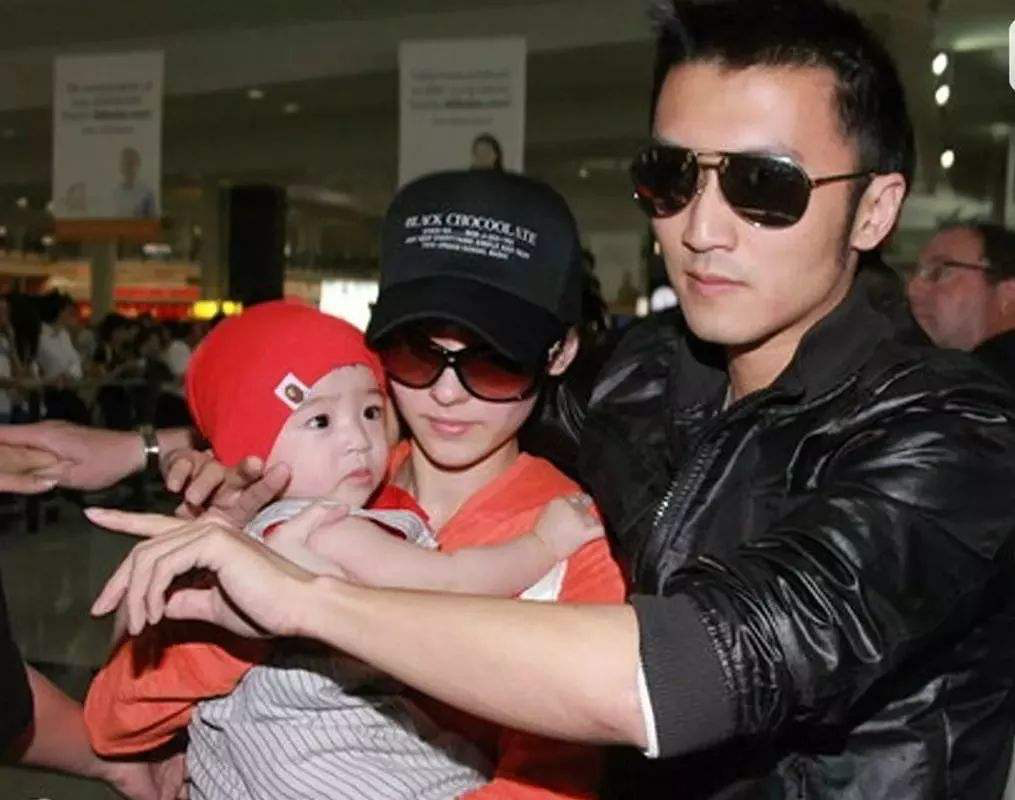 谢霆锋终于回港,只是为了搬店,准备转型|谢霆锋|曲奇饼|张柏芝_新浪