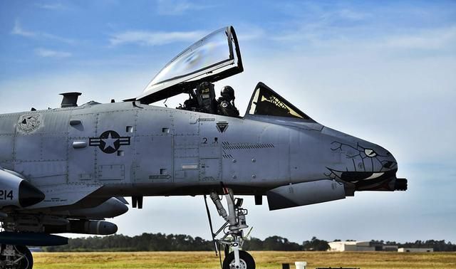 2010年被换成了a-10c"雷电ii"攻击机