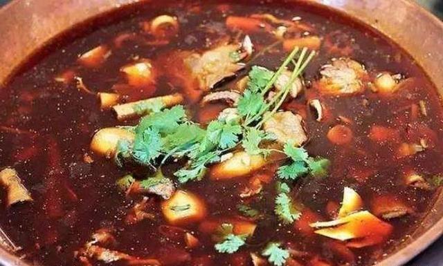 75岁农村大爷卖“独创”小吃,15元1碗日赚2000,给孩子买了2套房