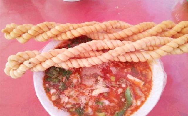 75岁农村大爷卖“独创”小吃,15元1碗日赚2000,给孩子买了2套房