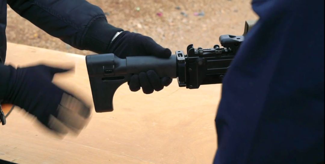 号称世界最轻机枪,新加坡ultimax 100mk8轻机枪为何如此苗条?