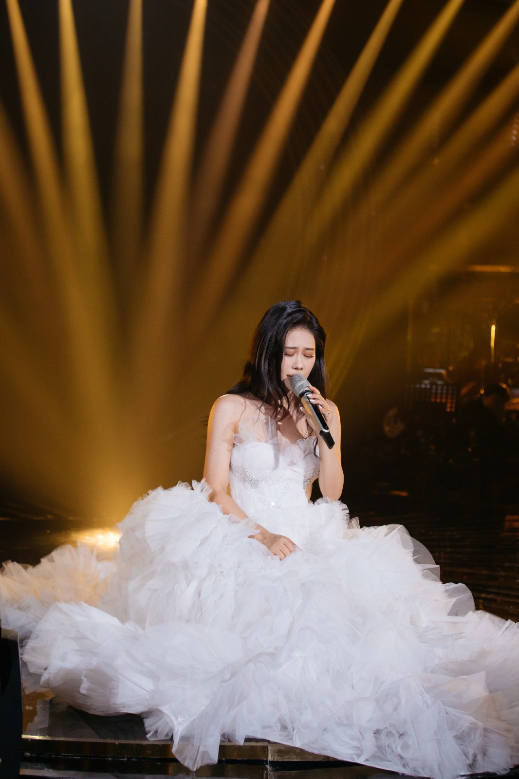 袁娅维歌手舞台照一袭白色抹胸蛋糕裙亮相美到不可方物
