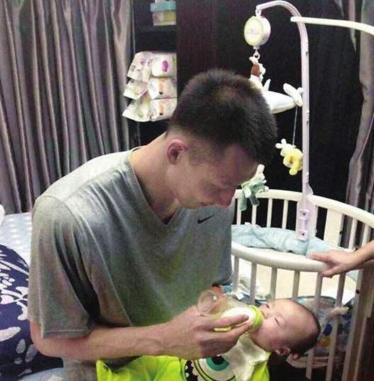 易建联一家现身美国别墅