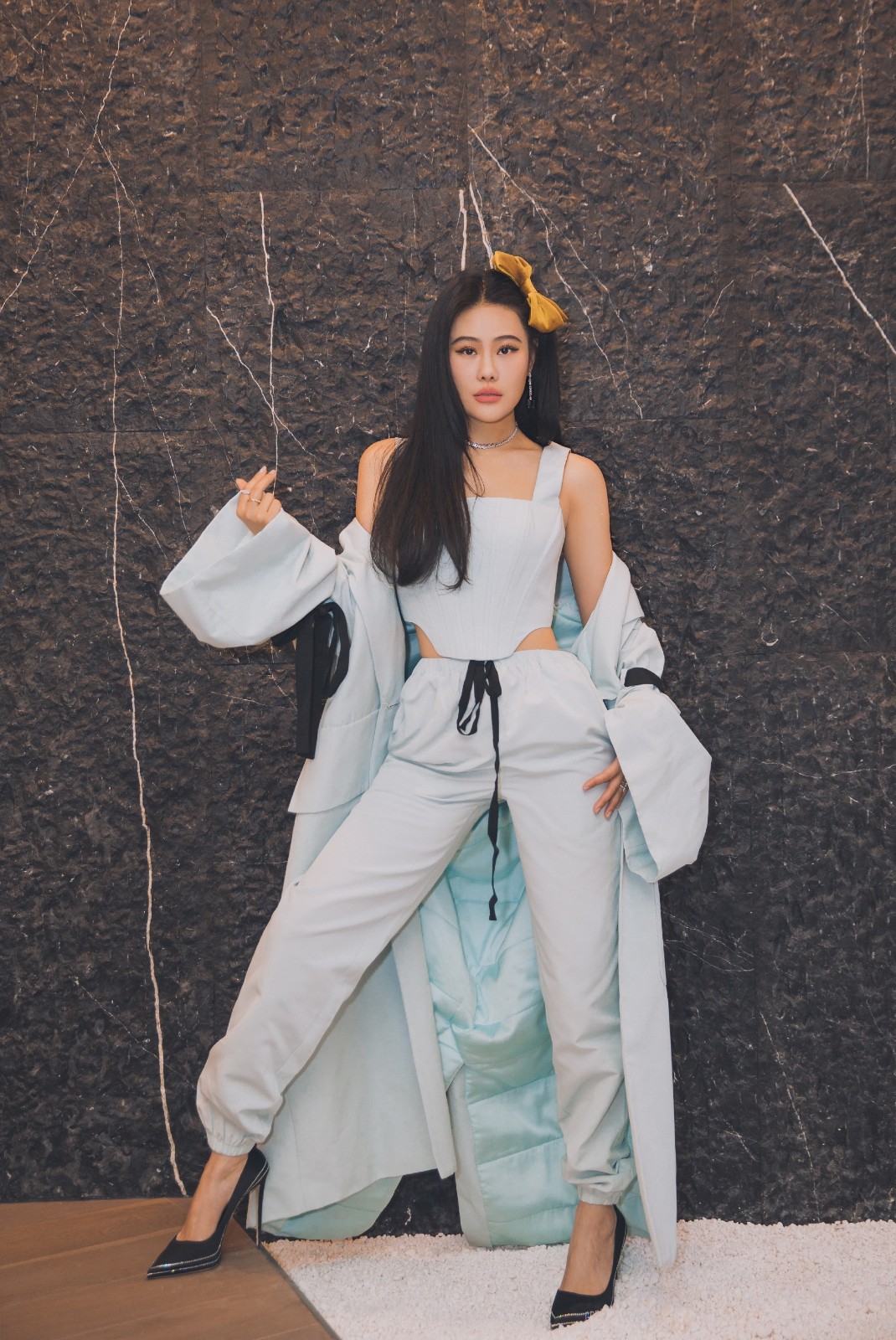 袁娅维歌手舞台照一袭白色抹胸蛋糕裙亮相美到不可方物