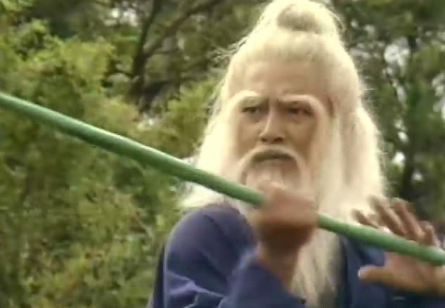 四位丐帮帮主手持打狗棒,你认为哪一个打狗棒更符合丐帮的圣物