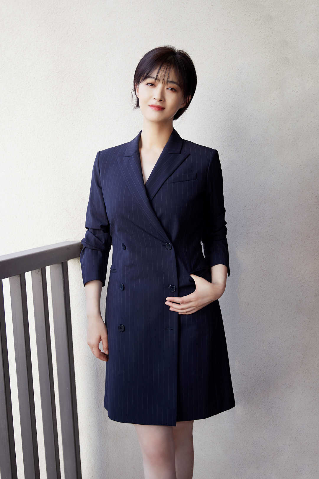 蒋欣发福变"大妈",穿卡其色连衣裙胖十斤不止,虎背熊腰太真实