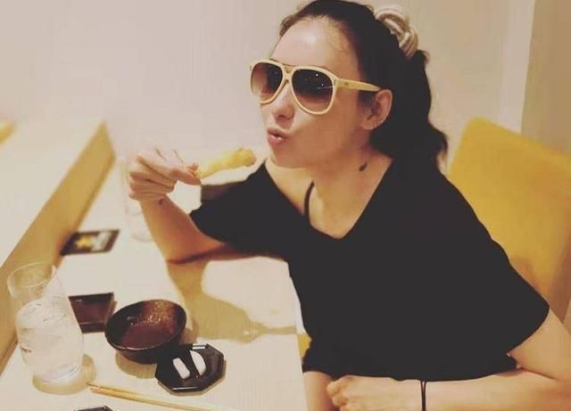 张柏芝二儿子成“宠弟狂魔”,出门购物不忘给弟弟带礼物?