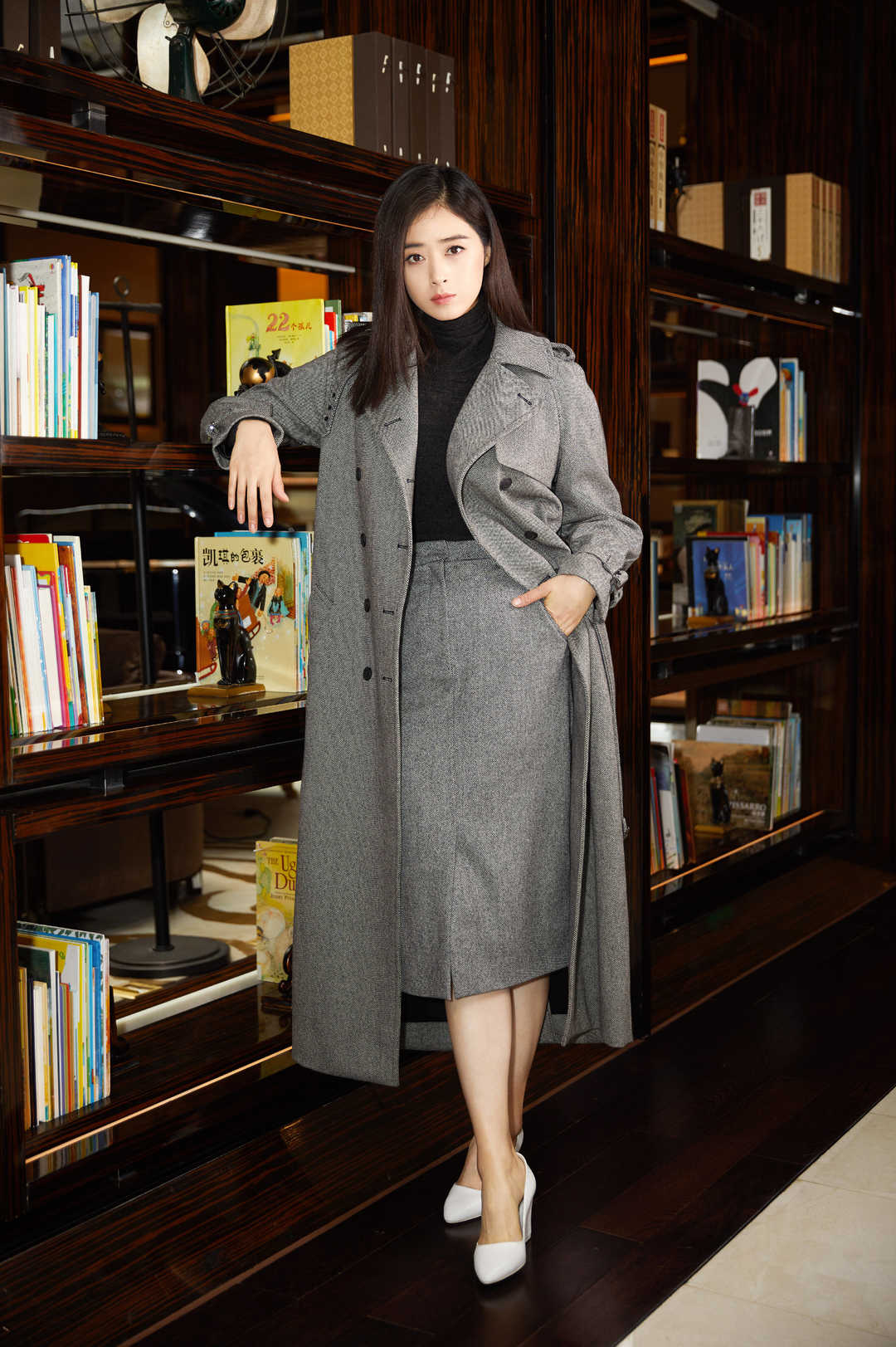 蒋欣发福变"大妈",穿卡其色连衣裙胖十斤不止,虎背熊腰太真实