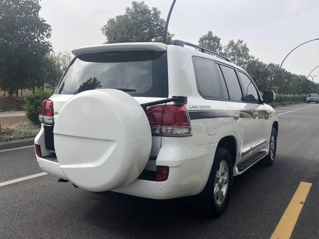 总之,陆地巡洋舰4700优雅洒脱的外观设计与高级轿车媲美的车内装置和