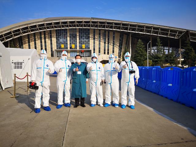 河南省医疗队支援的武汉青山方舱医院首批20位患者治愈出院