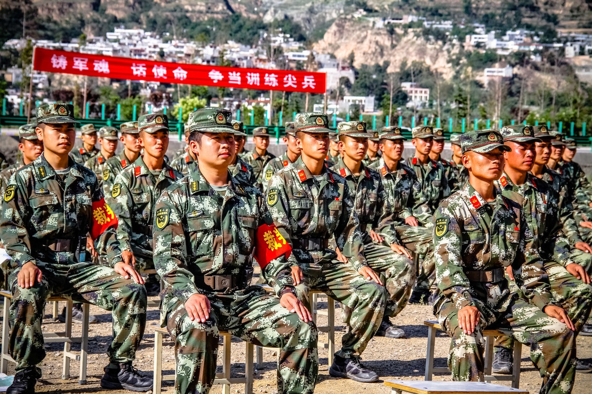 解放军唯一一次阅兵失误:仪仗兵高温中昏倒,却赢得无数掌声!|阅兵|仪仗兵|解放军_新浪新闻