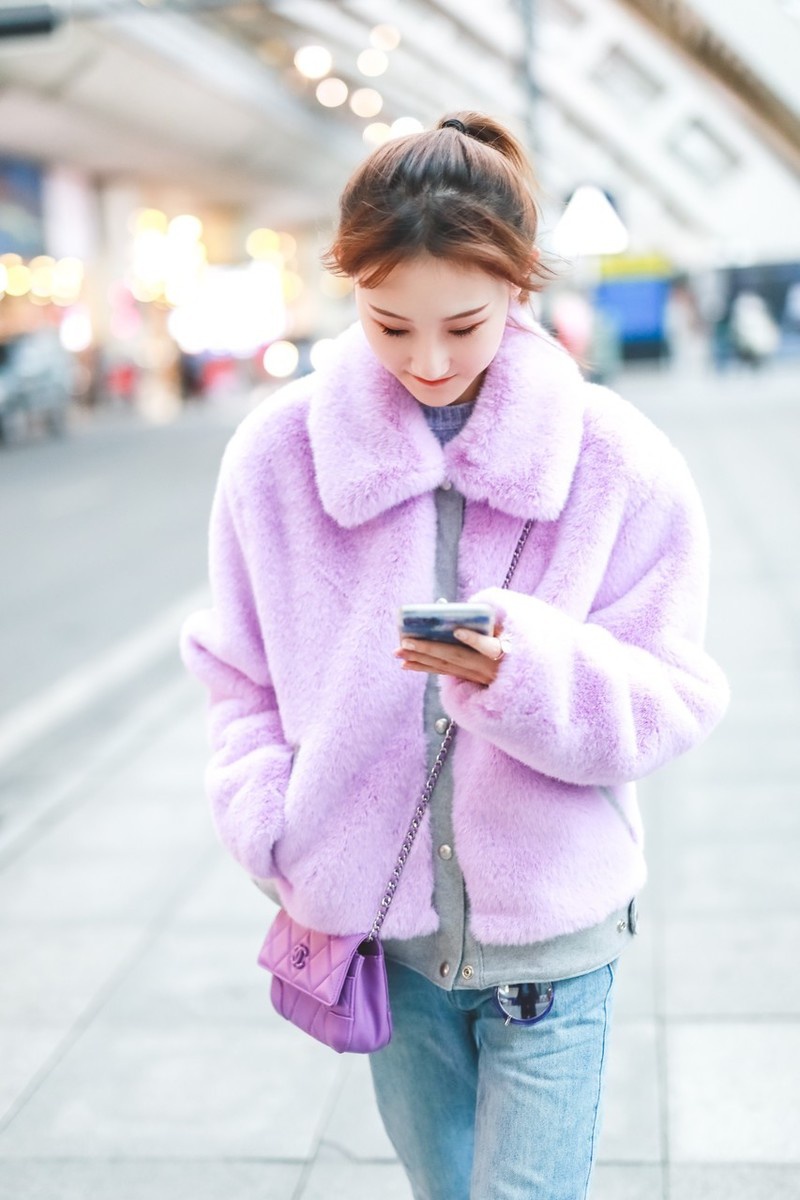 情歌女神陈雪凝真是温柔可人!紫色毛外套搭牛仔裤,穿得舒服就好