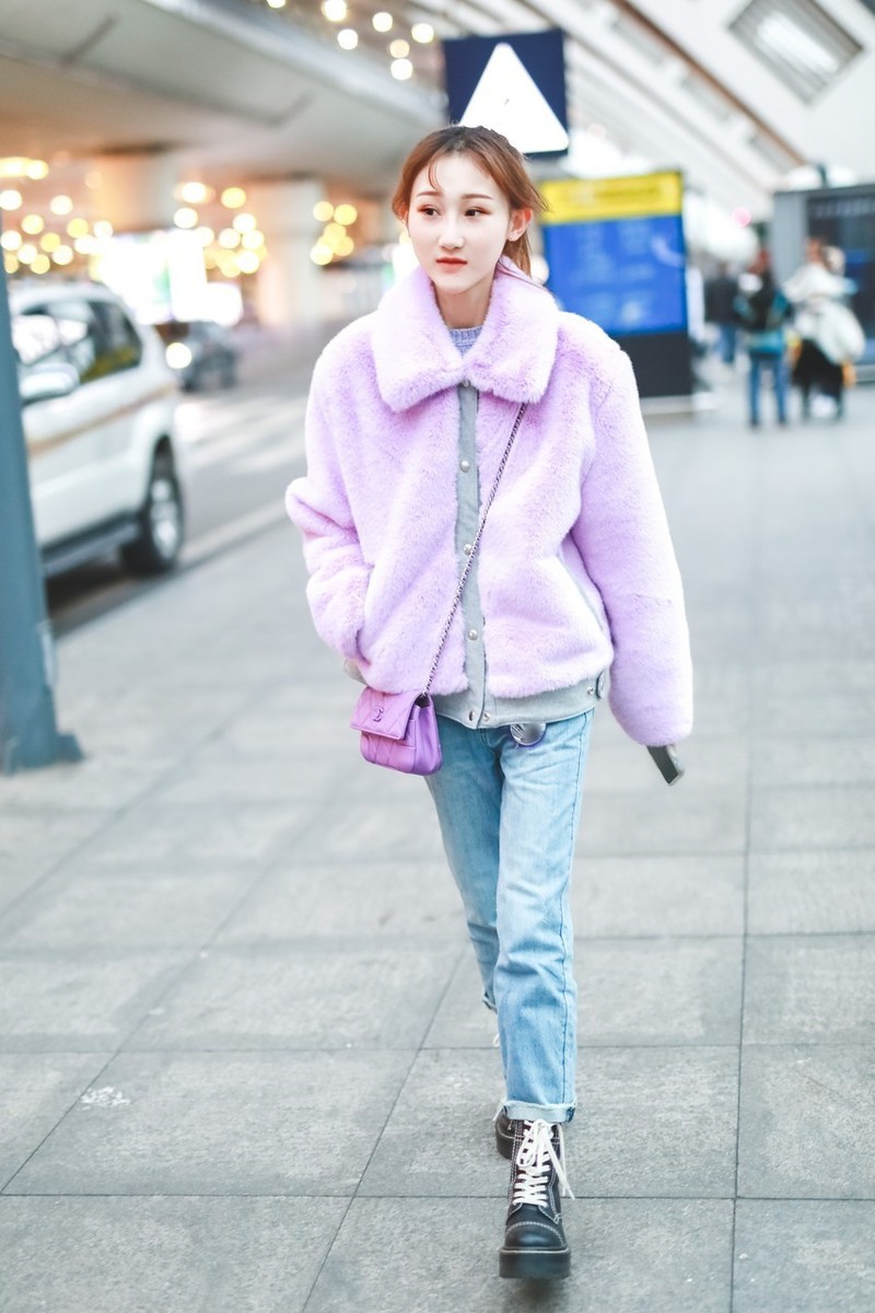 情歌女神陈雪凝真是温柔可人!紫色毛外套搭牛仔裤,穿得舒服就好