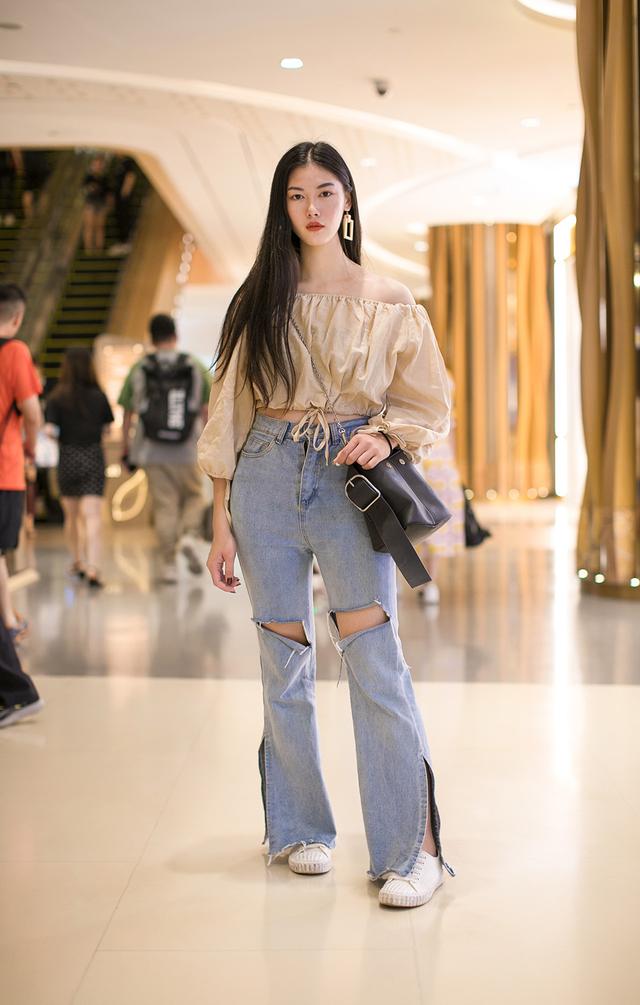 街头潮人时尚个性穿搭,一字肩衬衫性感甜美,刺绣图案夹克很拉风