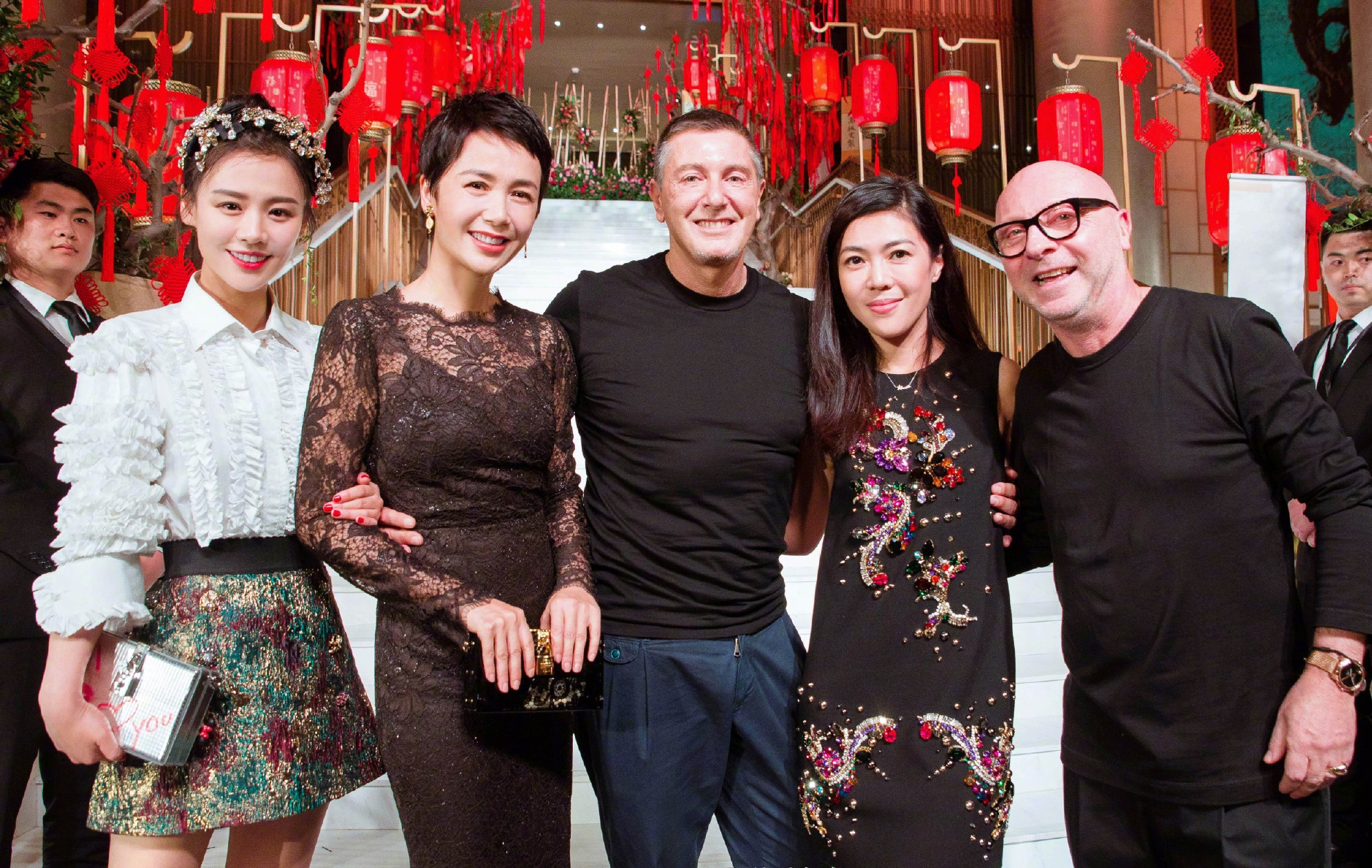 蒋雯丽和马思纯同台看秀一袭蕾丝黑裙美过外甥女s型曲线撩人