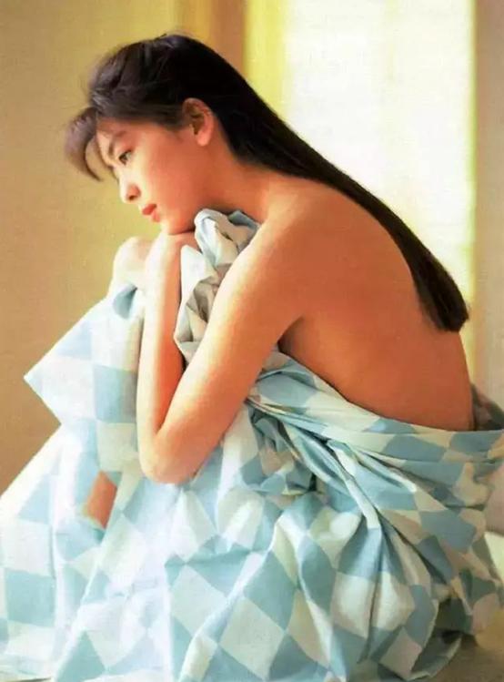 一个让赌王和成龙都疯狂,另一个单纯美丽|中山忍|李连杰|利智_新浪