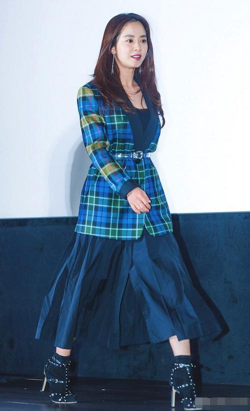 38岁宋智孝胖成这啦?2层裙子穿出水桶腰,生图眼角皱纹太真实