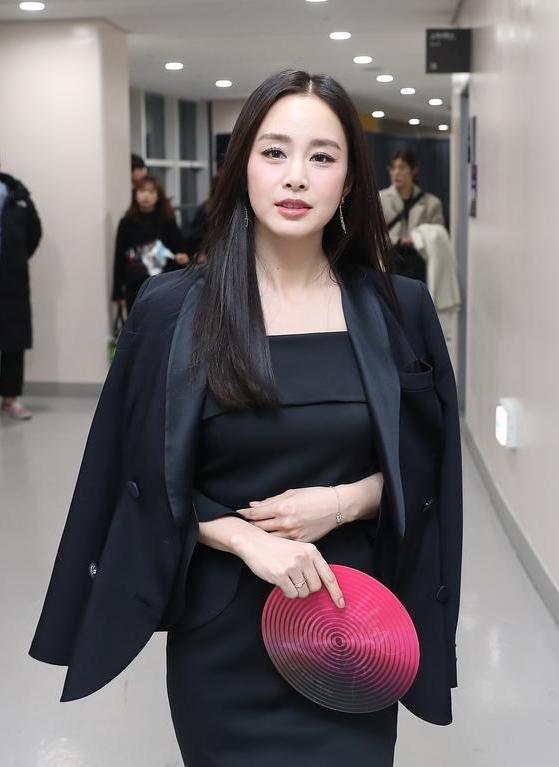 rain妻子金泰希产后发福,一袭小黑裙穿出水桶腰,双下巴抢眼