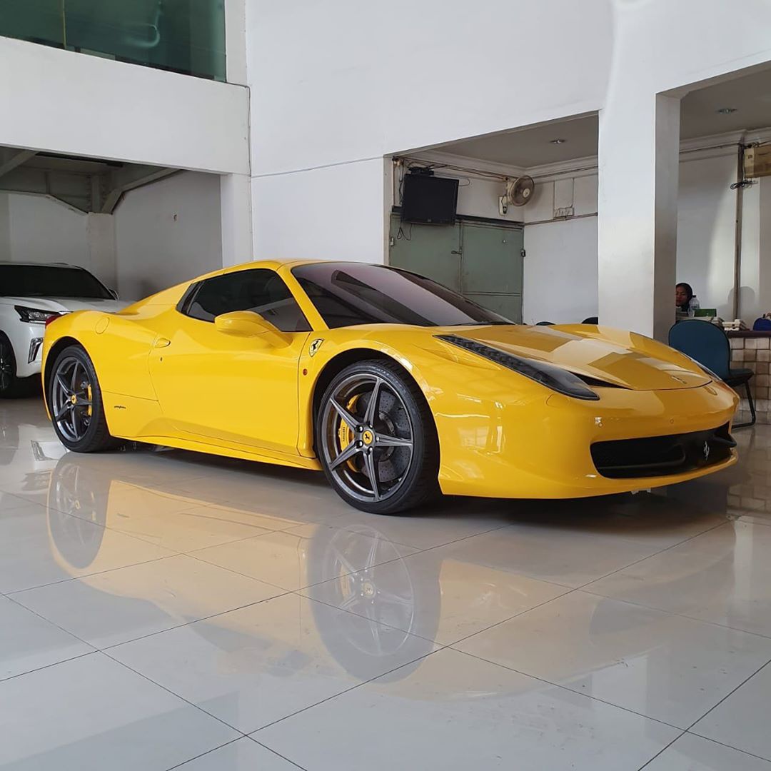 法拉利458敞篷版实车 简洁拉风的造型