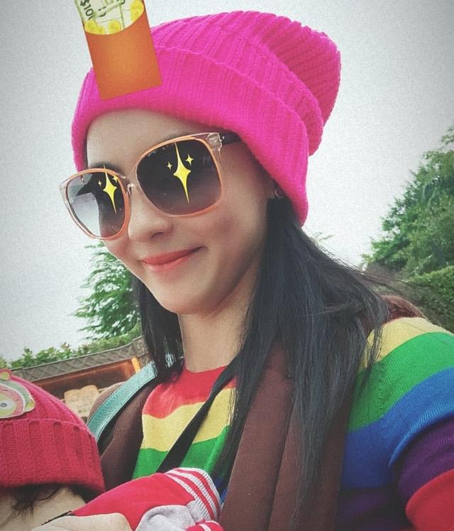 张柏芝带儿子购物,小Q为弟弟买玩具跑车,笑眼弯弯像极了谢霆锋