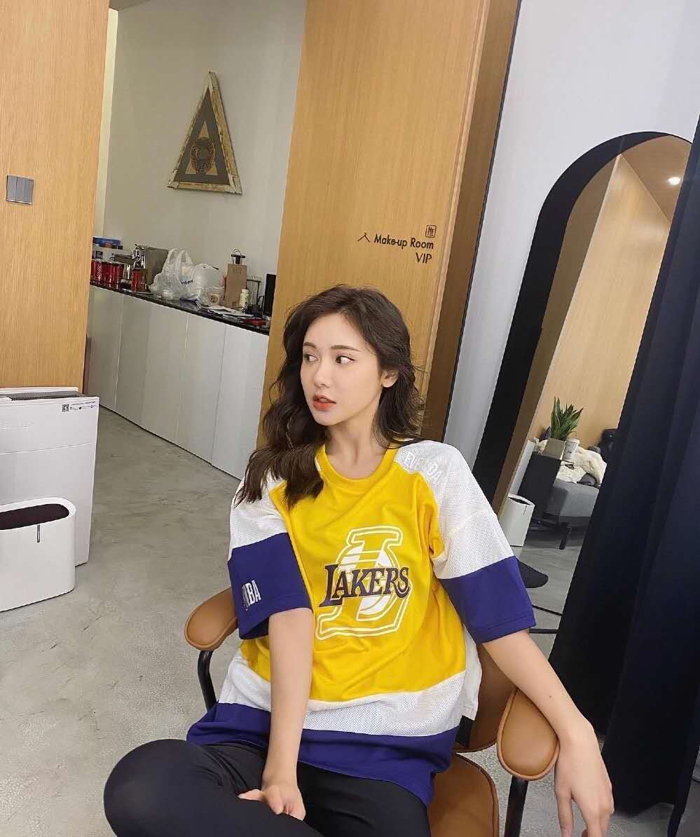 腾讯第一美女主播美娜最新照片,身材凹凸有致,白嫩大腿太吸睛!