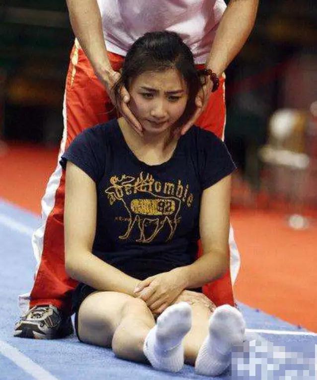 女运动员赛前热身多尴尬?福原爱遭"按摩掰腿",女排妹子很为难