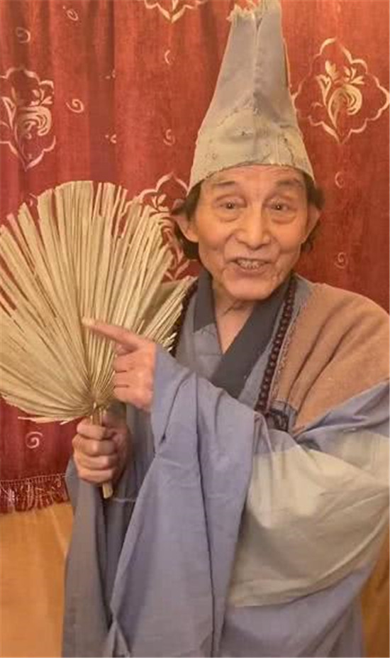 86岁游本昌点赞医护人员是当代济公六小龄童遭网友吐槽