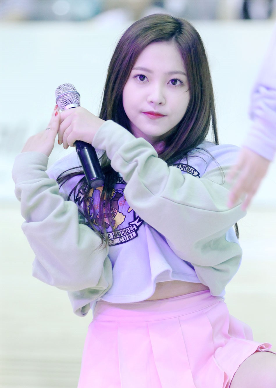 金艺琳旅行照更新,穿白色蕾丝上衣搭阔腿裤出镜,简洁