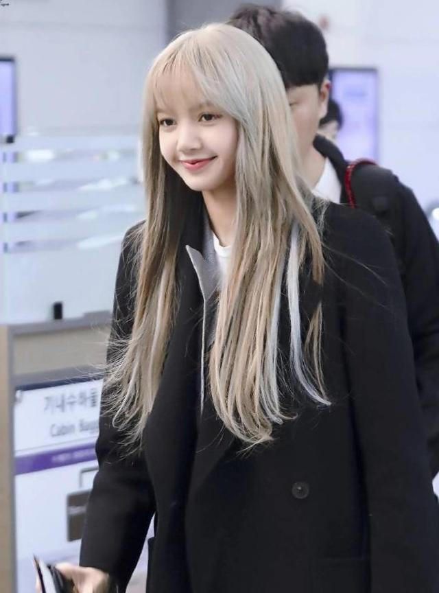 "人间芭比"lisa现身机场,穿灰色连衣裙,黑长卷发超级迷人