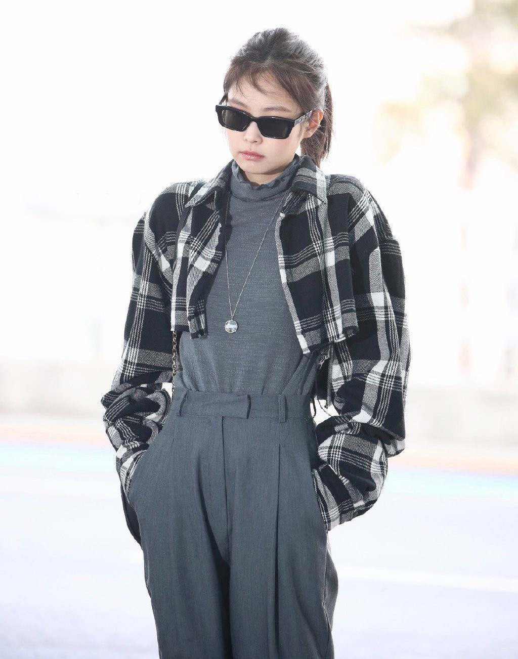 金智妮真会穿,一件超短格纹衫配灰色西裤,显高显瘦凹出大长腿