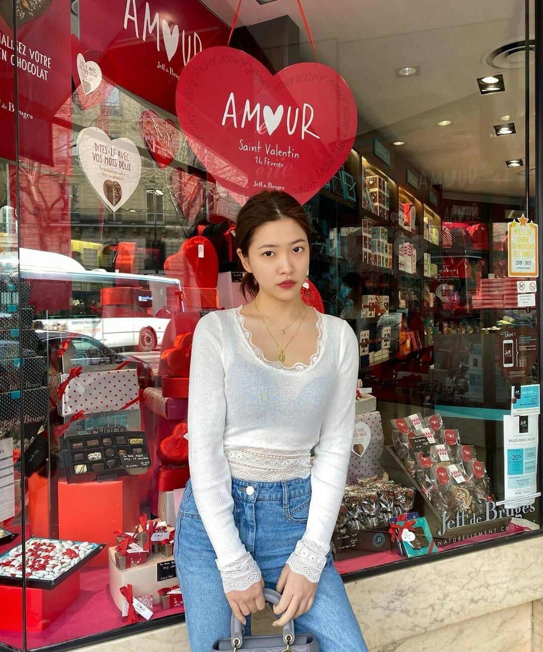 金艺琳旅行照更新,穿白色蕾丝上衣搭阔腿裤出镜,简洁小性感