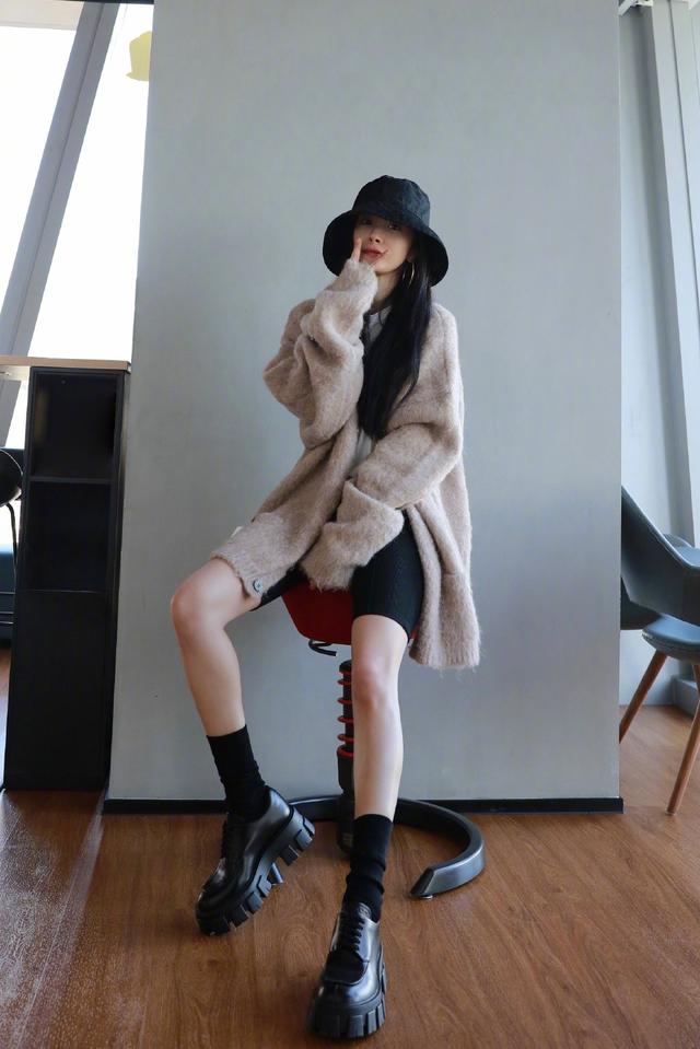 杨幂晒品牌写真穿黑白阴阳卫衣配长发美成18岁活力少女