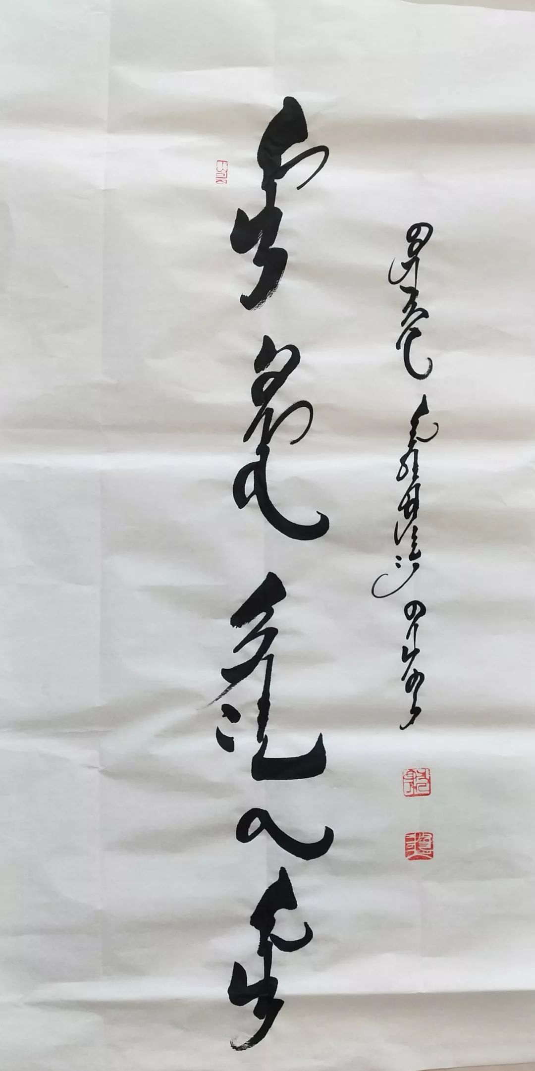 译文:万事吉祥,安康快乐题目:《向最可爱的人致敬》,作品描绘战斗在新