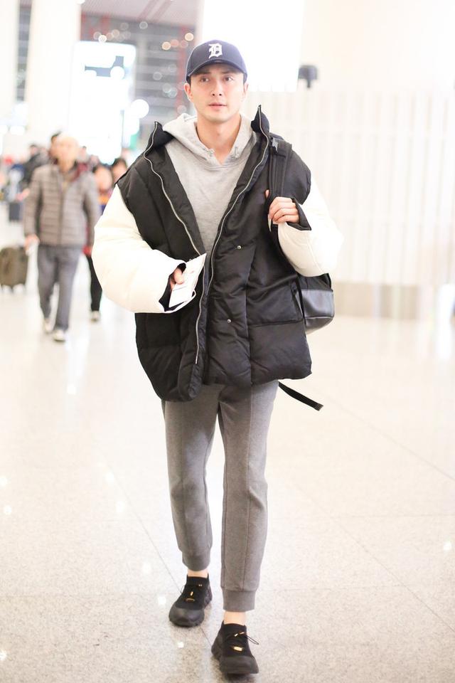 高伟光潇洒走机场拼接羽绒服搭配运动裤穿出成熟男人味