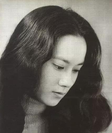 3度与有家室男人传出绯闻李小龙御用女郎30年前的苗可秀太美