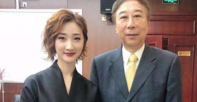 冯巩老婆照片流出,明明是夫妻却像是父女,难怪藏着掖着不让人见