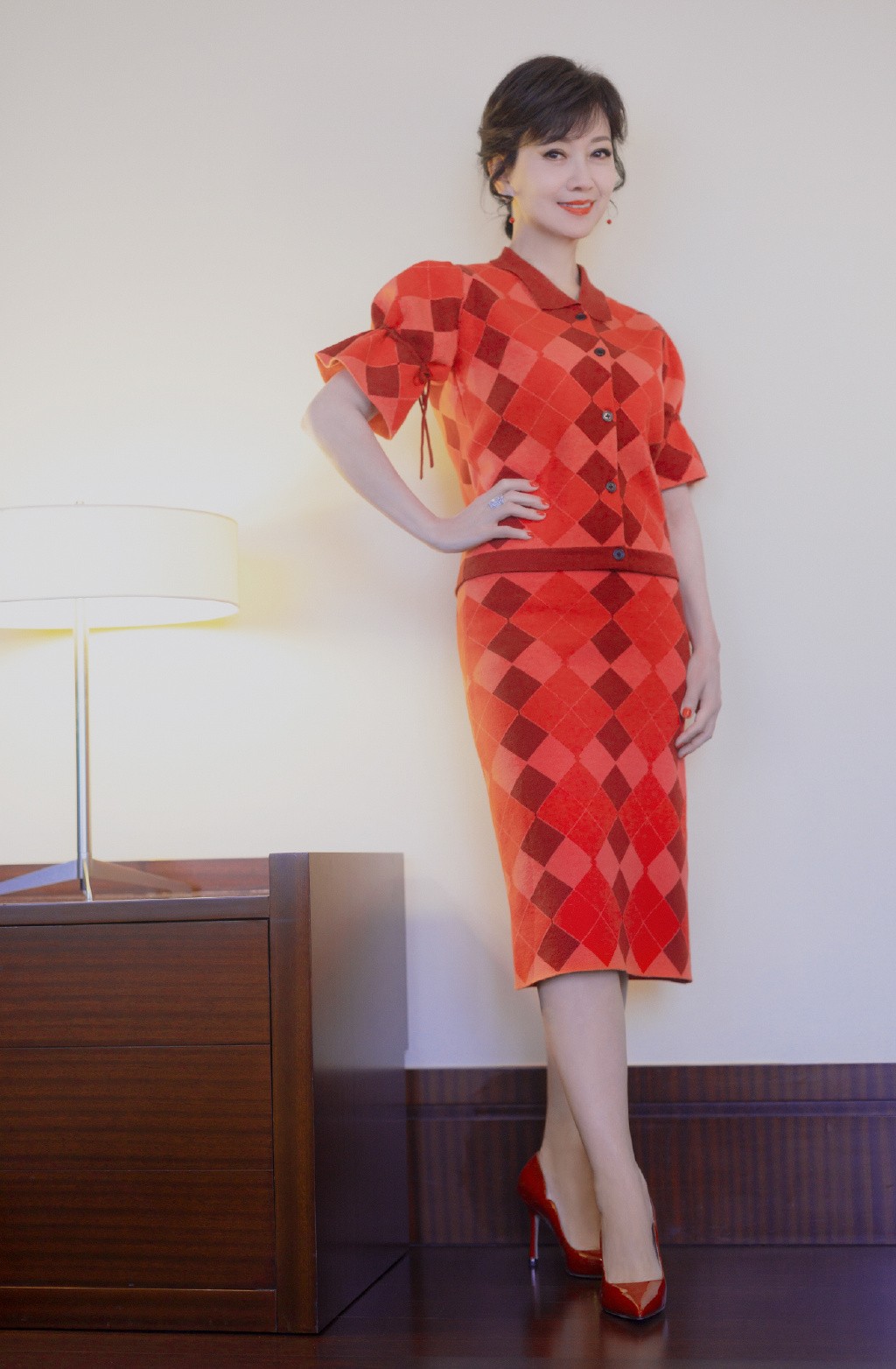 她38岁演"白素贞"成为经典,今穿格纹套装裙,一点不像老年人