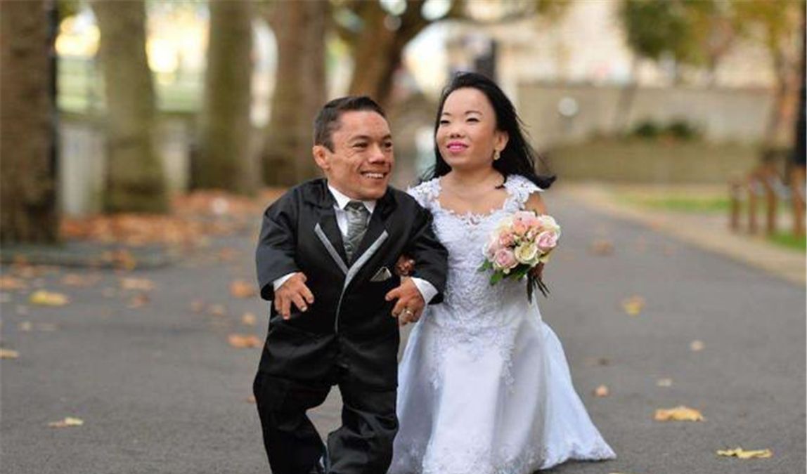 "侏儒"夫妻执意怀孕产子,孩子出生后懵了:后悔没听医生的话