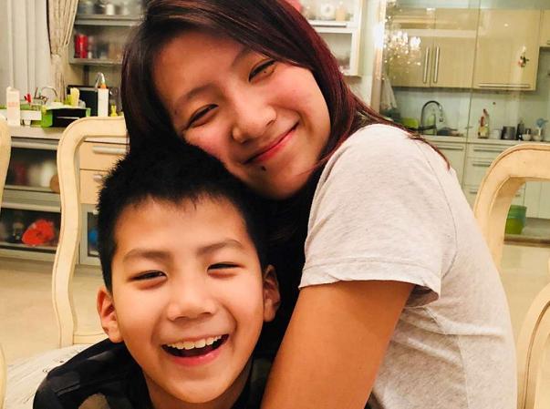 萌娃康康长大啦五官硬朗身形挺拔曾以为爸爸只爱姐姐不爱他