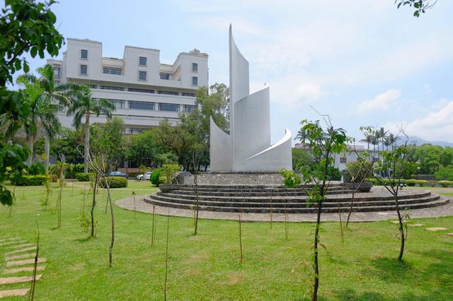 周杰伦卢广仲桂纶镁古龙都毕业于此|古龙|淡江大学|卢广仲_新浪新闻