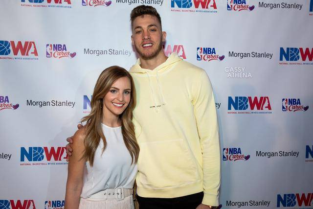 迈耶斯伦纳德晒出与妻子合照为我的妻子感到骄傲