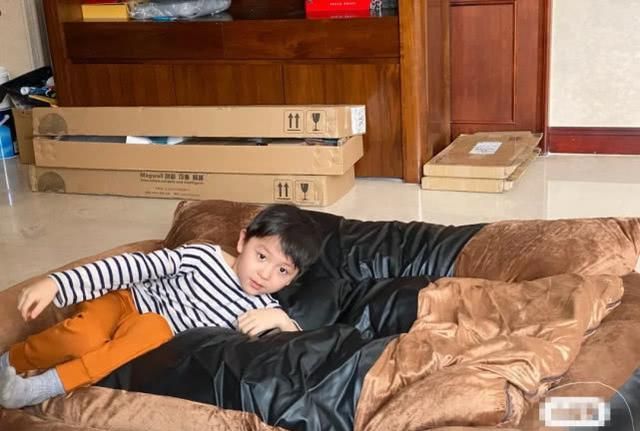 邓莎自曝为让儿子学习拆一面墙做黑板,大麟子躺狗