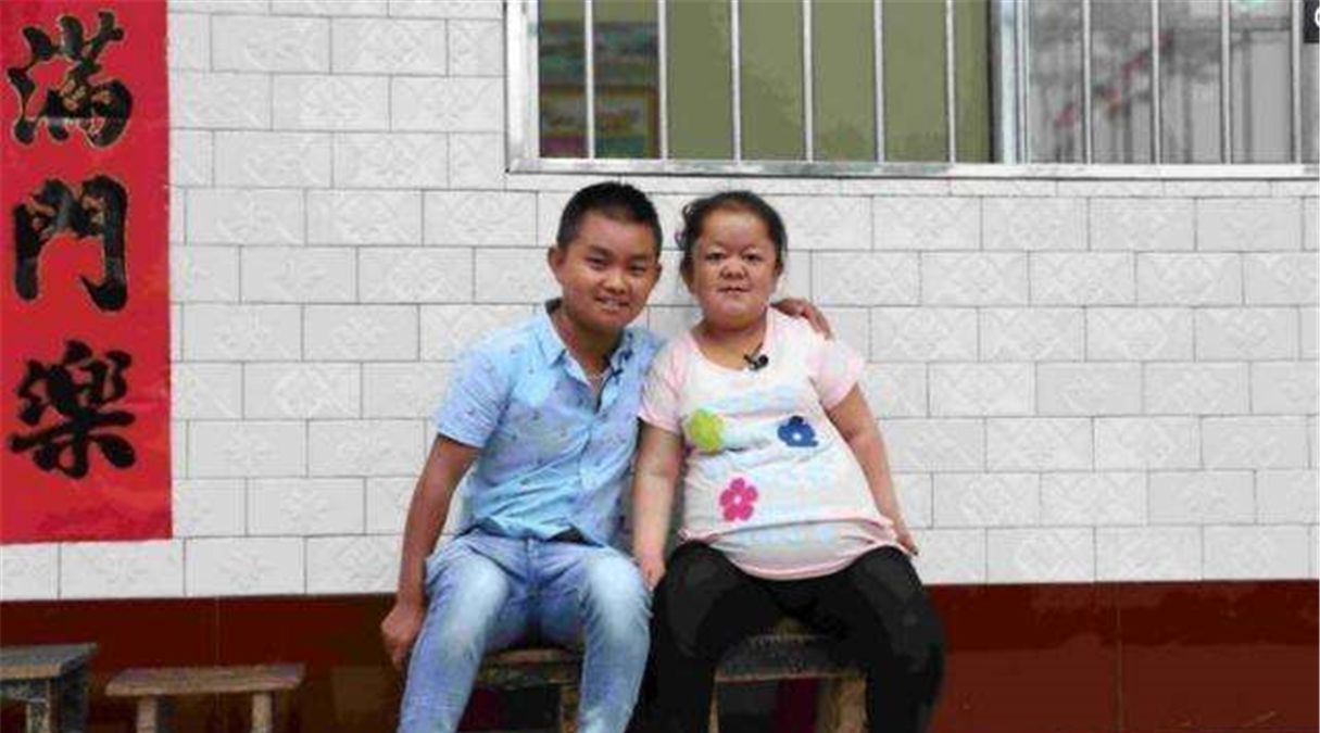 "侏儒"夫妻执意怀孕产子,孩子出生后懵了:后悔没听医生的话